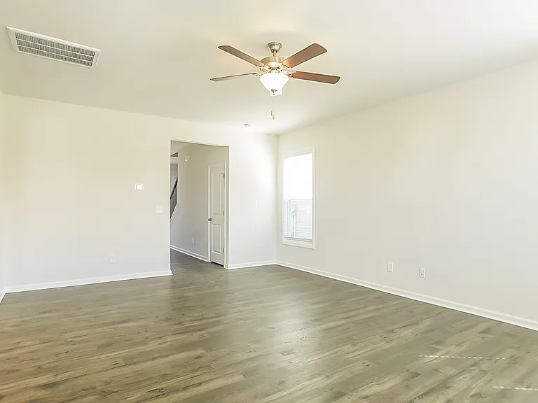 582 Count Fleet Ct — Photo 4