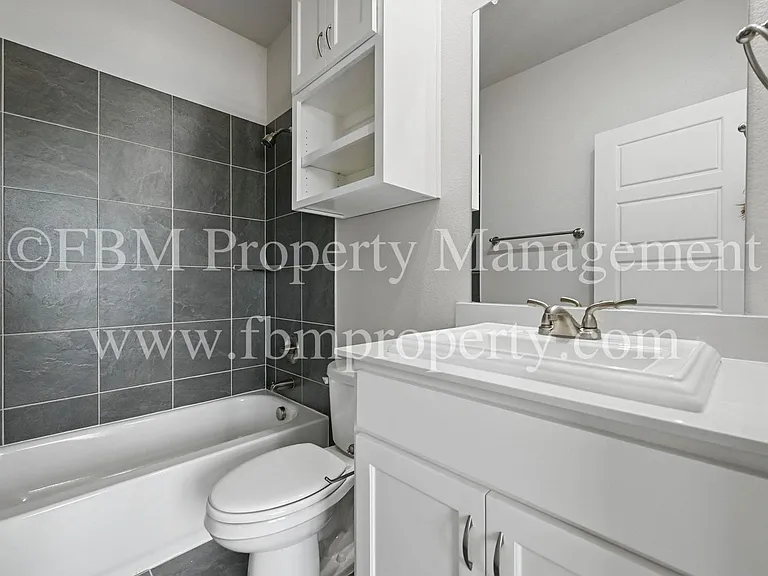 2121 Luna Dr — Photo 7
