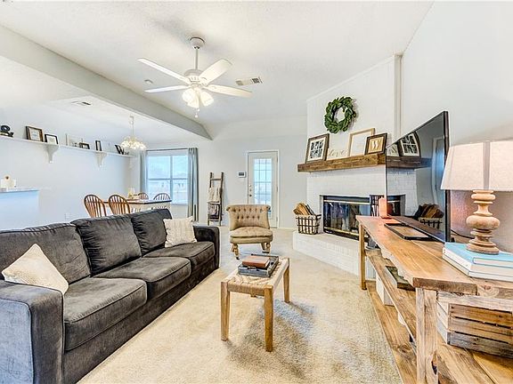 4th image of 944 Crestwood Dr