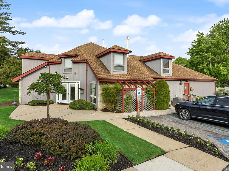 1410 Chanticleer — Photo 34