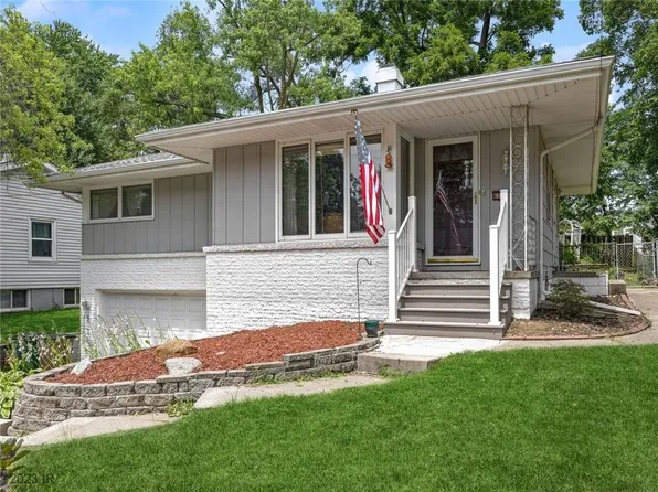 6517 Lincoln Ave, Windsor Heights, IA 50324