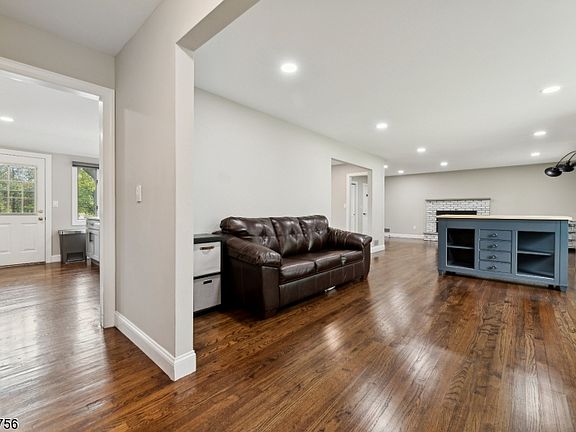 3rd image of 102 Jamestown Rd