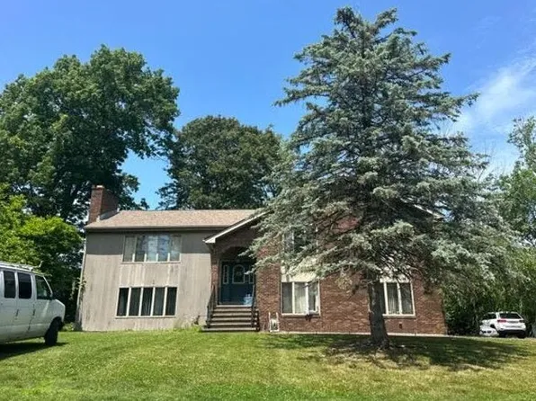 133 Country Dr, Somerset, MA 02726