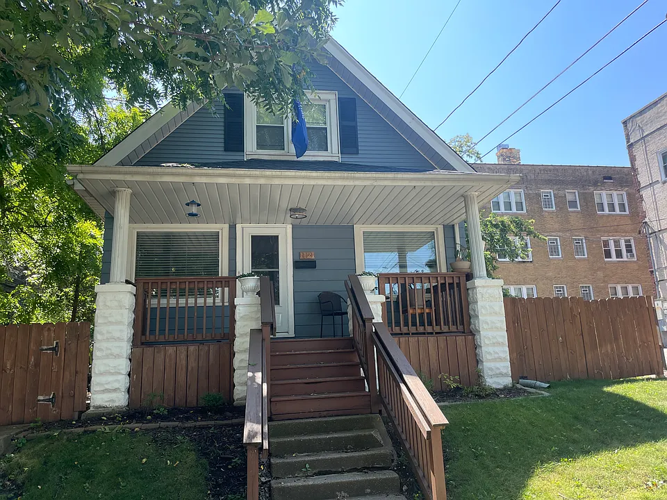 1121 E Pleasant St