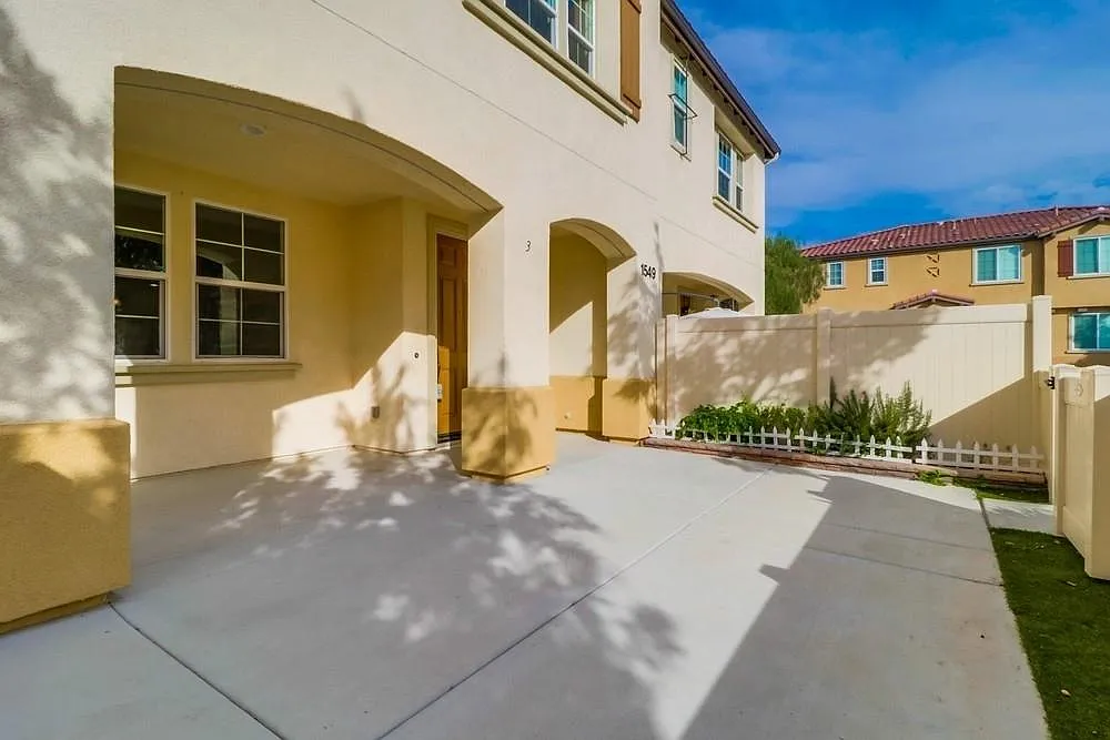 1549 El Prado St — Photo 2