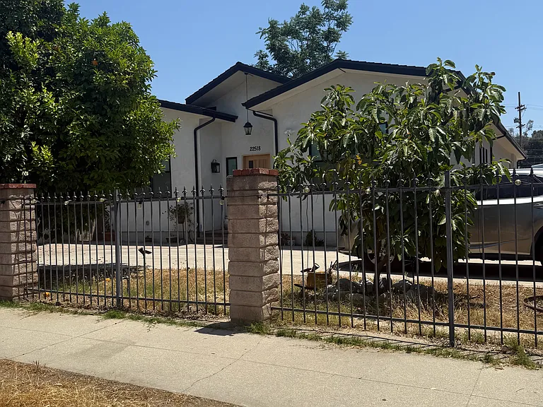 22518 Clarendon St — Photo 28