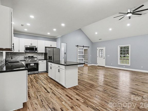 3rd image of 1060 Moss Lake Dr