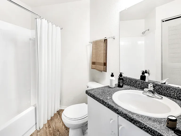 Wellington Apartments — Photo 35