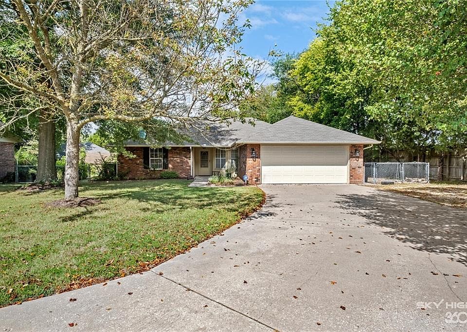1st image of 2711 W Parkwood Dr