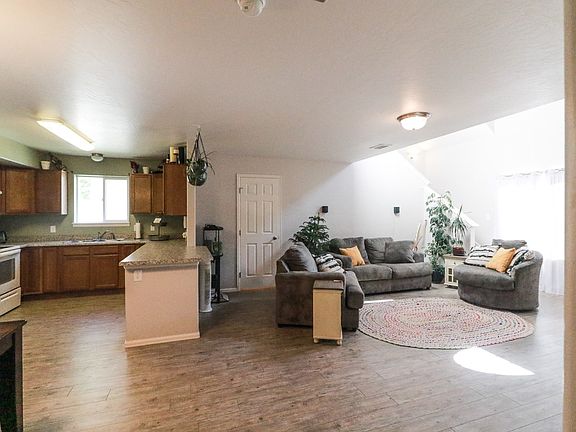 4th image of 530 Autumn Breeze Dr