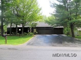 4 Stonebridge Rd, New Hartford, NY 13413