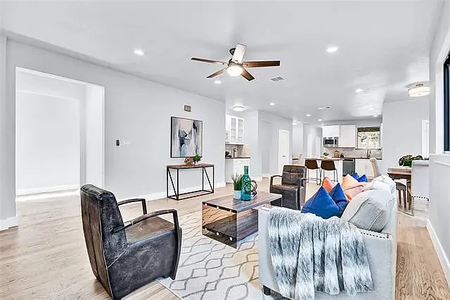 10827 Wallbrook Dr — Photo 12