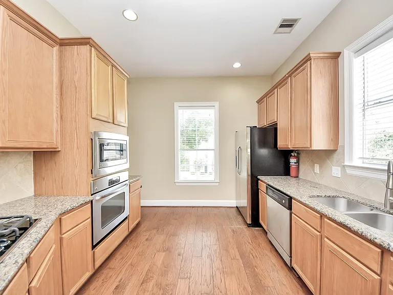 2119 Stuart St — Photo 12