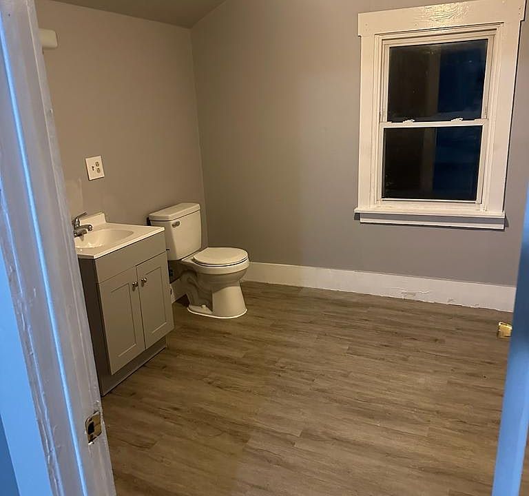 2nd image of 111 S Roosevelt Ave