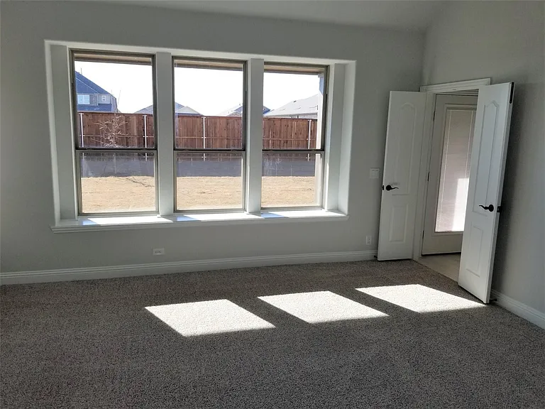 2113 Burke Dr — Photo 15