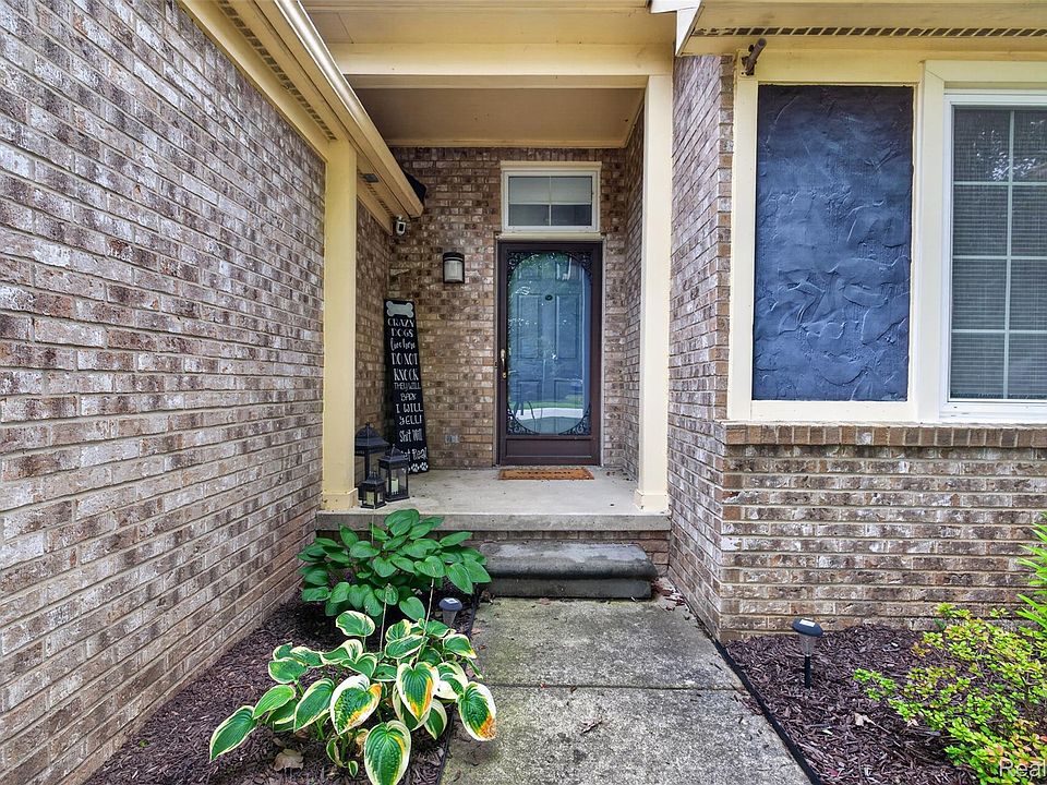 330 Harbour Pointe Dr, photo 3