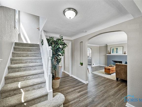 4th image of 928 W Gramercy Ave