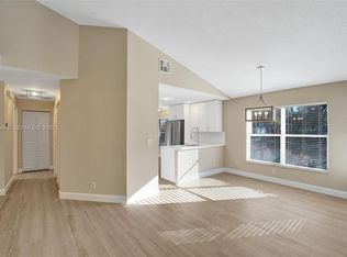 9012 Lake Park Cir S, Davie, FL 33328