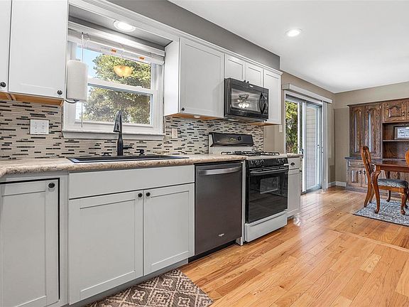 5th image of 975 Thompson Dr