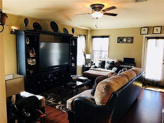 3rd image of 127 Picadilly Dr