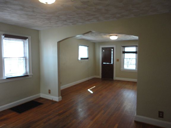 4th image of 1000 Parkway Dr