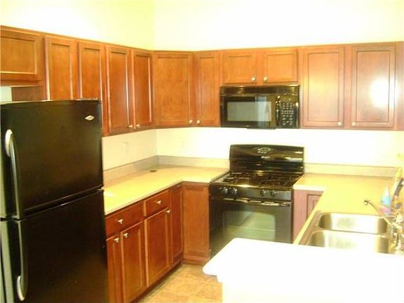 3rd image of 1213 Park Dr