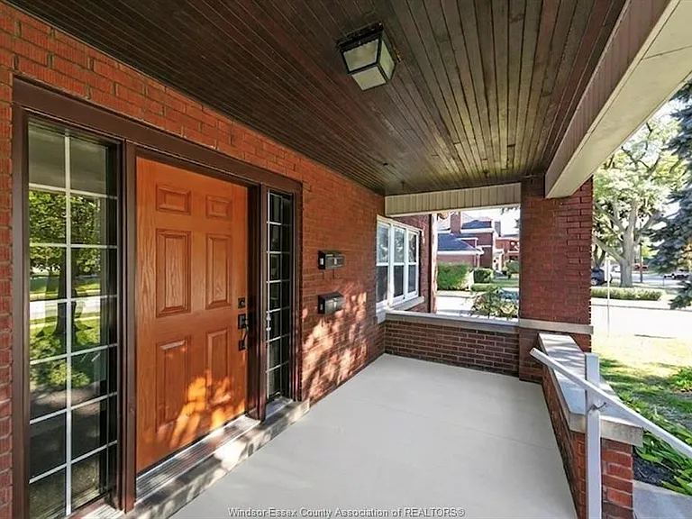 1596 Victoria Ave — Photo 2