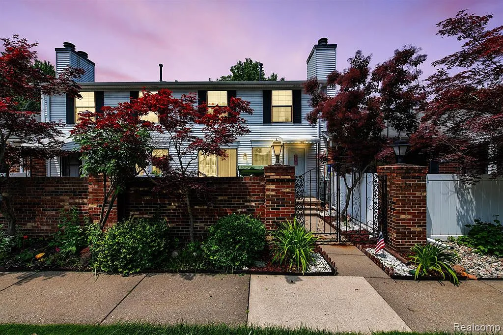 2 bed, 1.5 bath, 966 sqft, $1,600 — Photo 1
