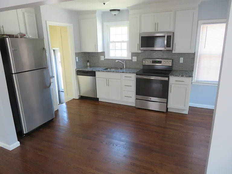 521 N Rembrandt Ave — Photo 2