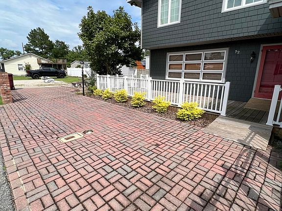 3rd image of 72 Clarkland Village Street