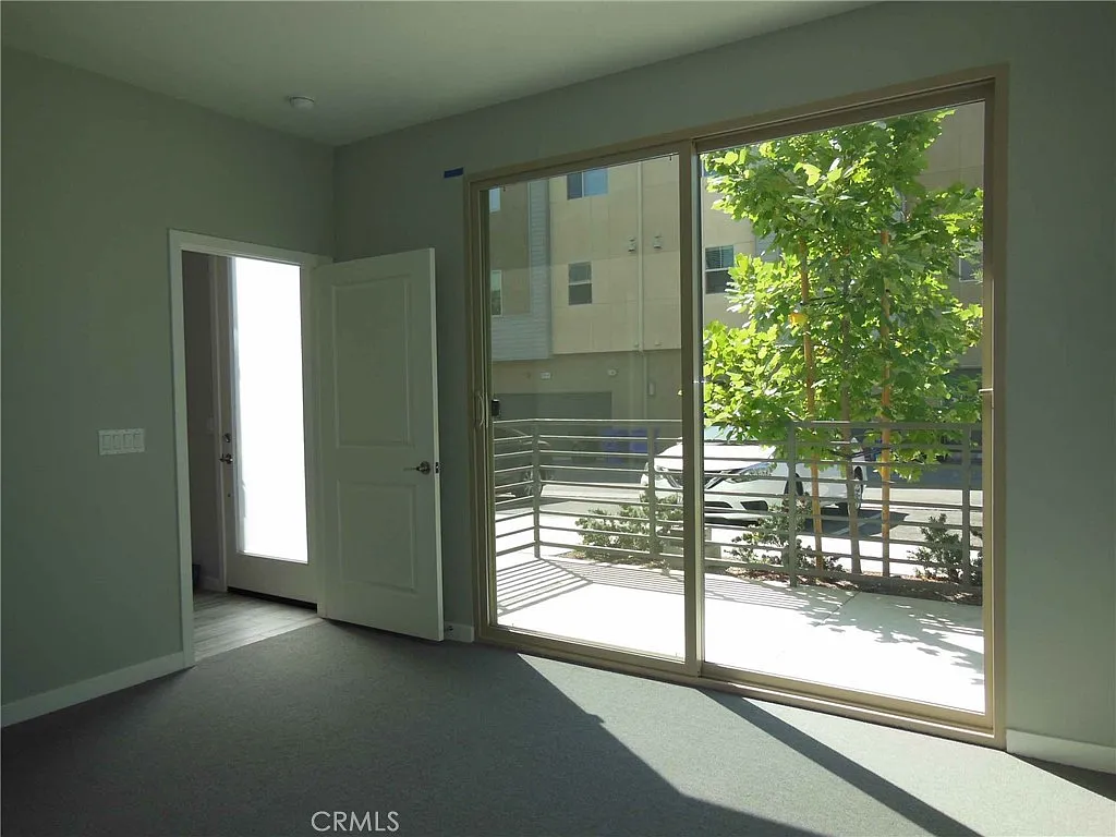 3 bed, 3.5 bath, 1976 sqft, $3,550 — Photo 4