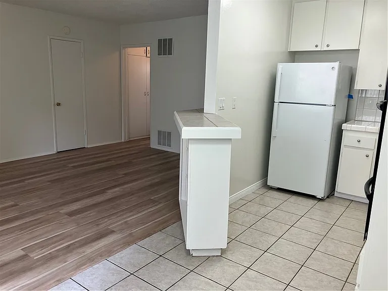 251 N Craig Ave #1 — Photo 4