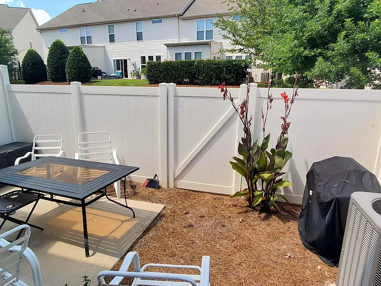 2426 Royal York Ave — Photo 8