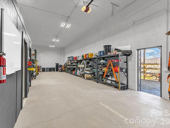 5th image of 17 Red Leaf Rd