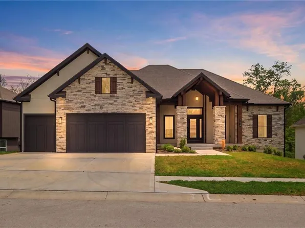 13446 Terrace Park Dr, Parkville, MO 64152