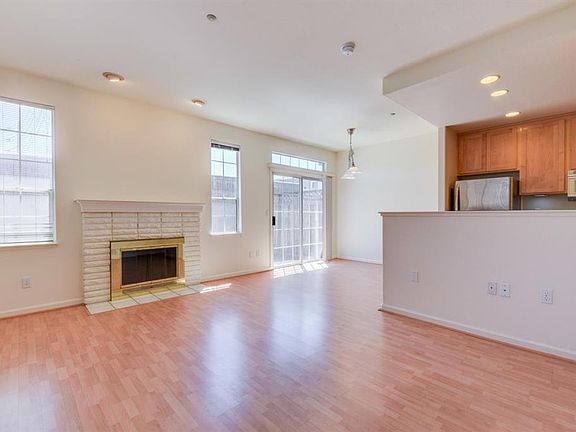 3rd image of 819 Creekside Pl