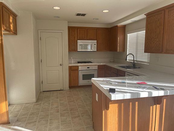 5th image of 1006 Papaya St