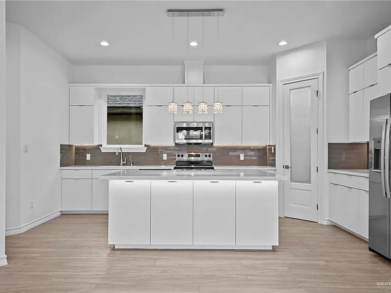 2716 E Conroe Rd — Photo 11