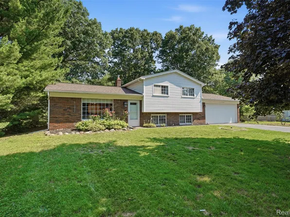 7208 Banks St, Waterford, MI 48327