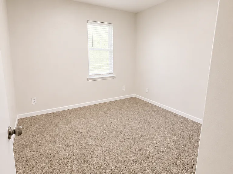 1915 Green Valley Dr — Photo 10