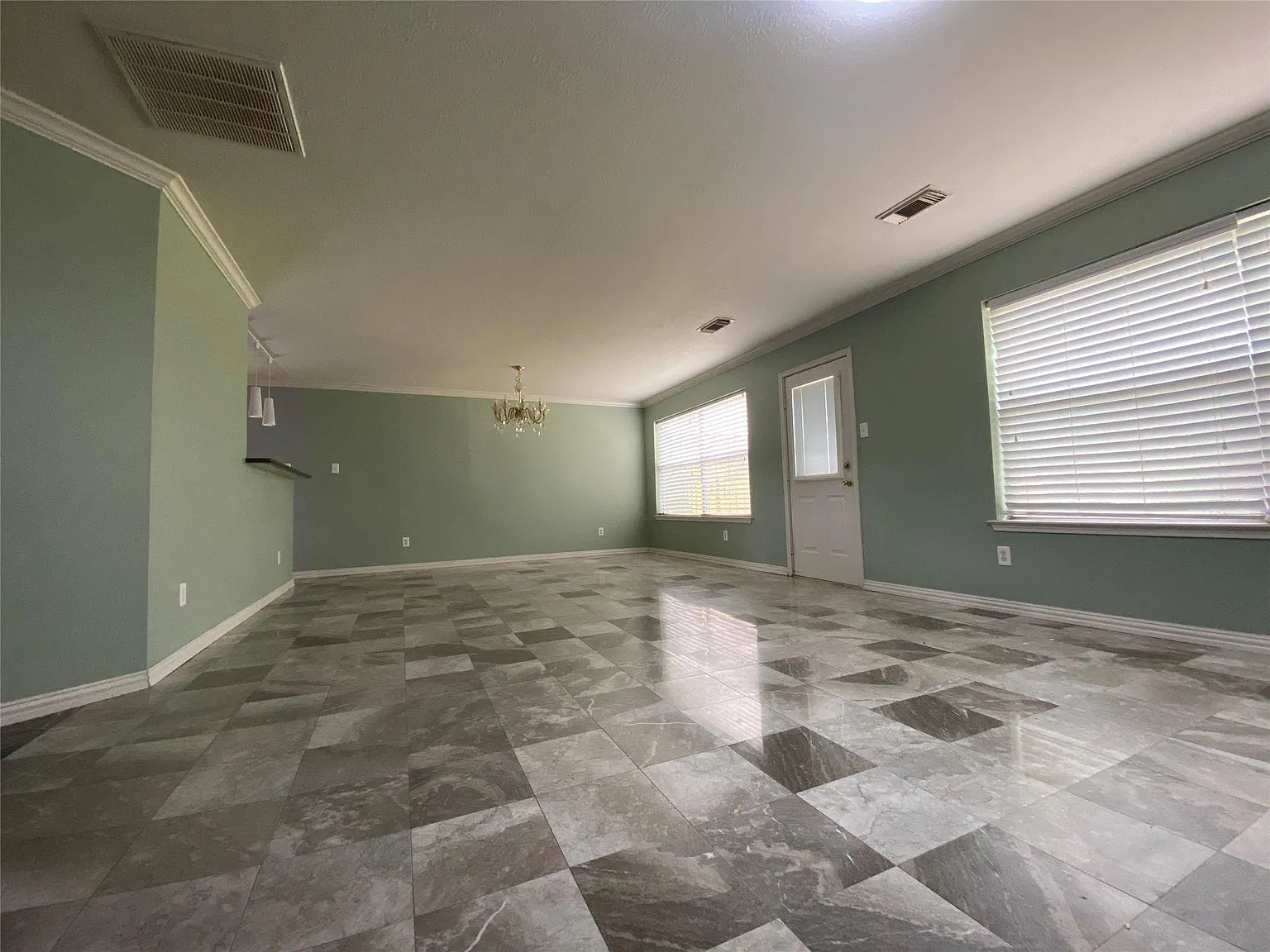 4 bed, 2.5 bath, 2078 sqft, $2,100 — Photo 3