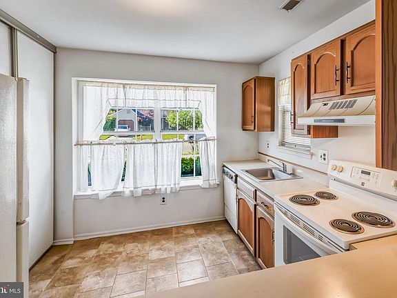 4th image of 30 Kelly Dr
