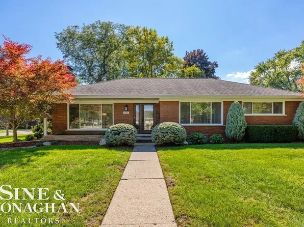 605 Hidden Ln, Grosse Pointe Woods, MI 48236