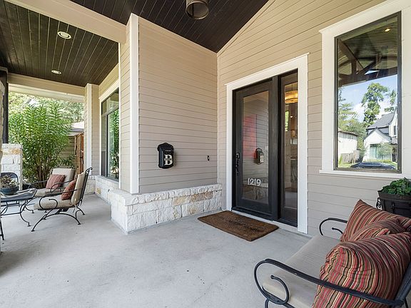 Lovely covered front porch.