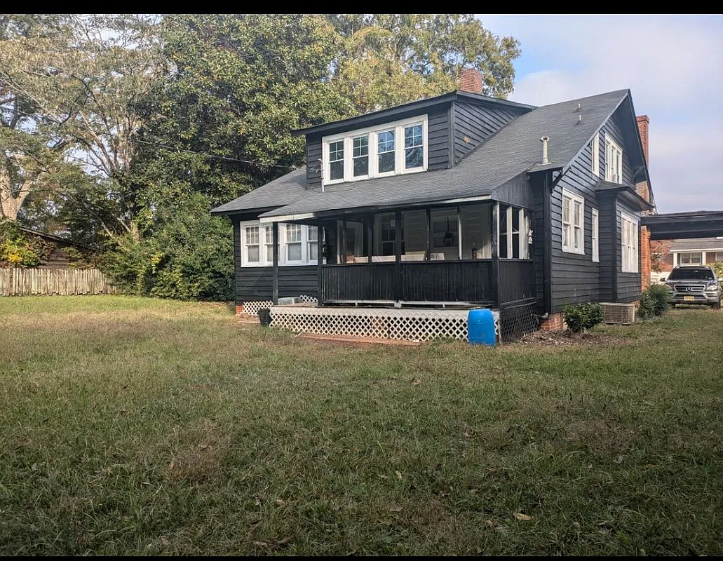 6 bed, 2.0 bath, 2931 sqft, $600 — Photo 2