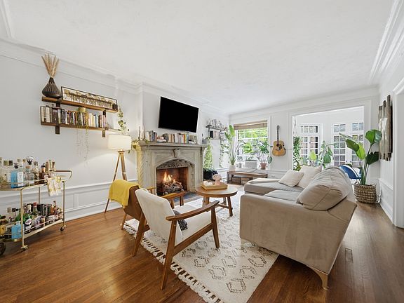 3rd image of 518 W Surf St #1