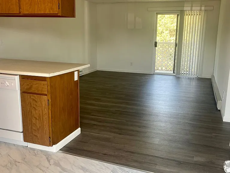 515 E Hawthorne Rd — Photo 2