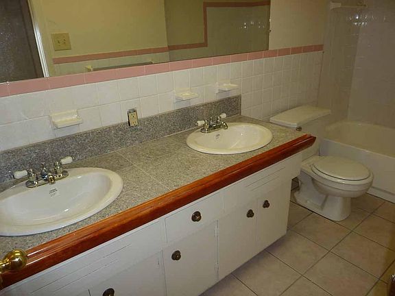 double sink in bath, tile d floor