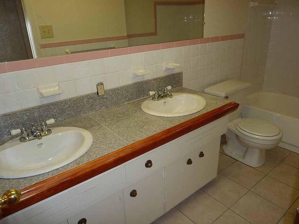 double sink in bath, tiled floor