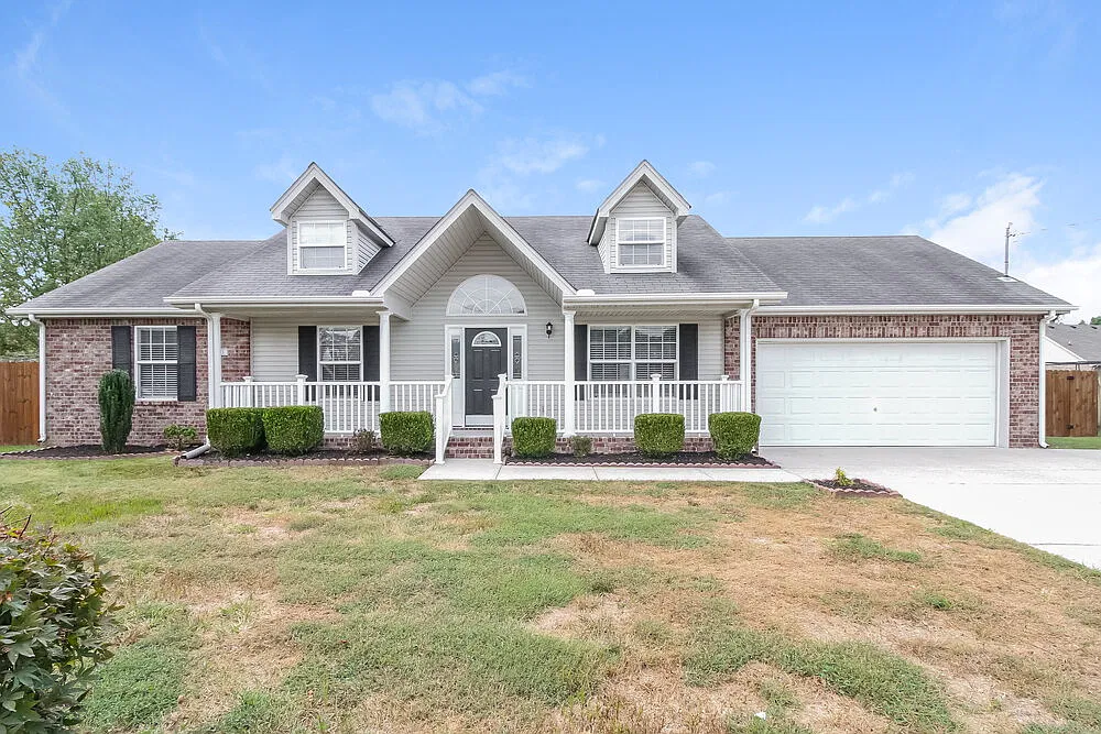 3 bed, 2.0 bath, 1366 sqft, $2,135 — Photo 1